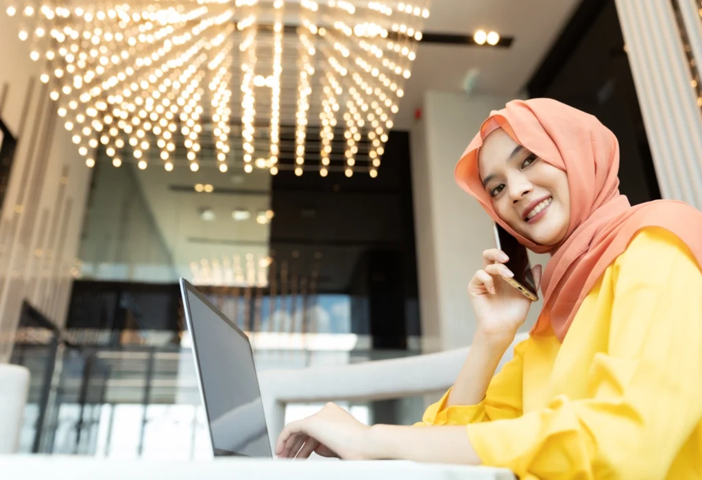 Modern professional woman with laptop representing NESVIAN | VERSORA digital vision