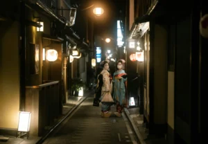 How to Travel to Japan — traditional Kyoto street at dusk